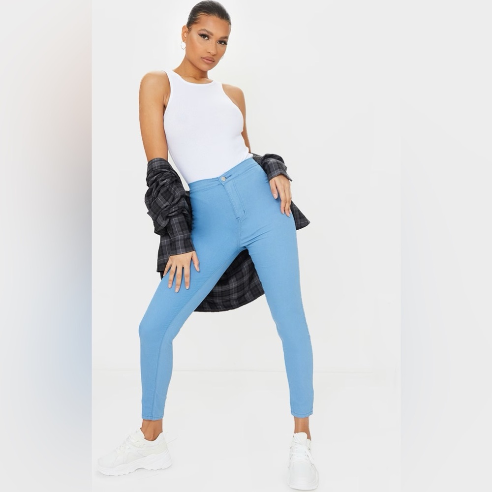 NWT PrettyLittleThing
Mid Wash Denim‎ Jegging